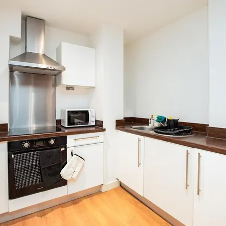 Riverside 2 Bed Private Terrace Sleeps 5 * Λιντς