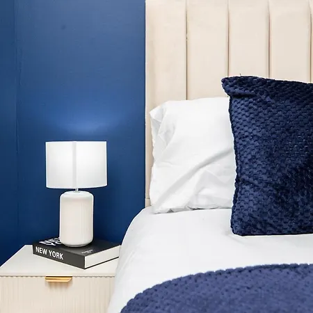 Riverside 2 Bed Private Terrace Sleeps 5 *