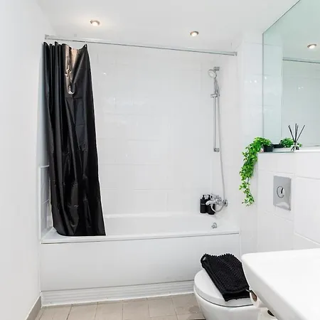 Riverside 2 Bed Private Terrace Sleeps 5 Διαμέρισμα *