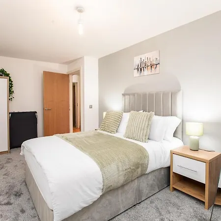 Riverside 2 Bed Private Terrace Sleeps 5 *