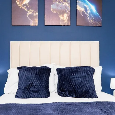 Riverside 2 Bed Private Terrace Sleeps 5 *