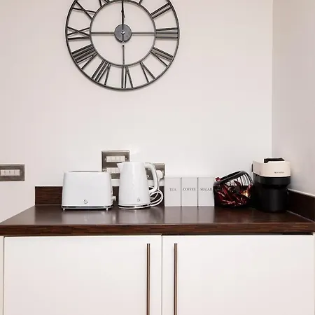 Riverside 2 Bed Private Terrace Sleeps 5