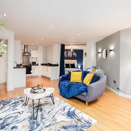 Riverside 2 Bed Private Terrace Sleeps 5