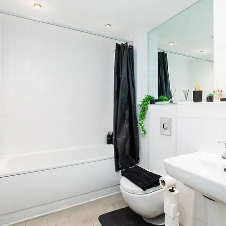 Riverside 2 Bed Private Terrace Sleeps 5 *